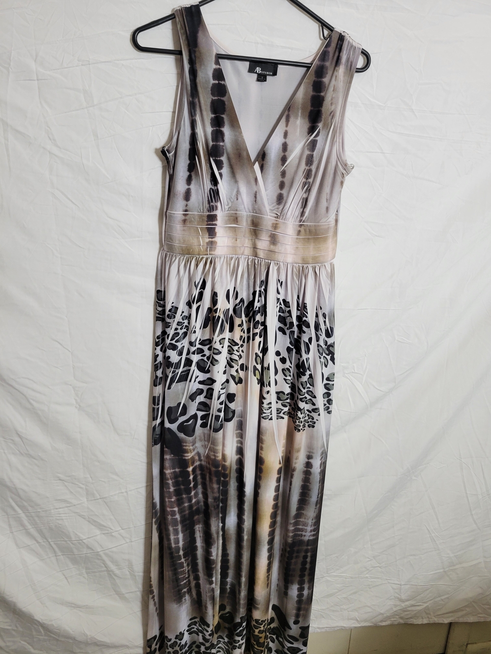 Sleeveless V-Neck Maxi Dress in Taupe and Black